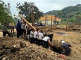泰雅族人、工班及和平國中師生在施作前期參與家屋立柱