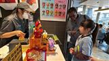 ShowIdImg新北市瑞亭國小學生在英語教學助理陪伴下，運用英語於餐廳點餐