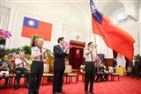 署長接受總統授予｢2015世界童軍大露營」｢中華民國童軍代表團」團旗