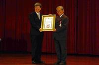 奉獻教育40餘年，黃新發獲頒三等教育專業獎章