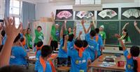 中外志工攜手合作 群英課程讓孩子「玩」英文