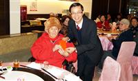 103年度退休人員聯誼會  署長親向101歲楊泮金祝福