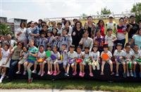 屏東縣準公共幼兒園聯合簽約儀式登場，家長、幼兒、幼兒園與政府代表近百人共同見證