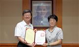 王淑姿校長在教育部接受部長頒獎。
